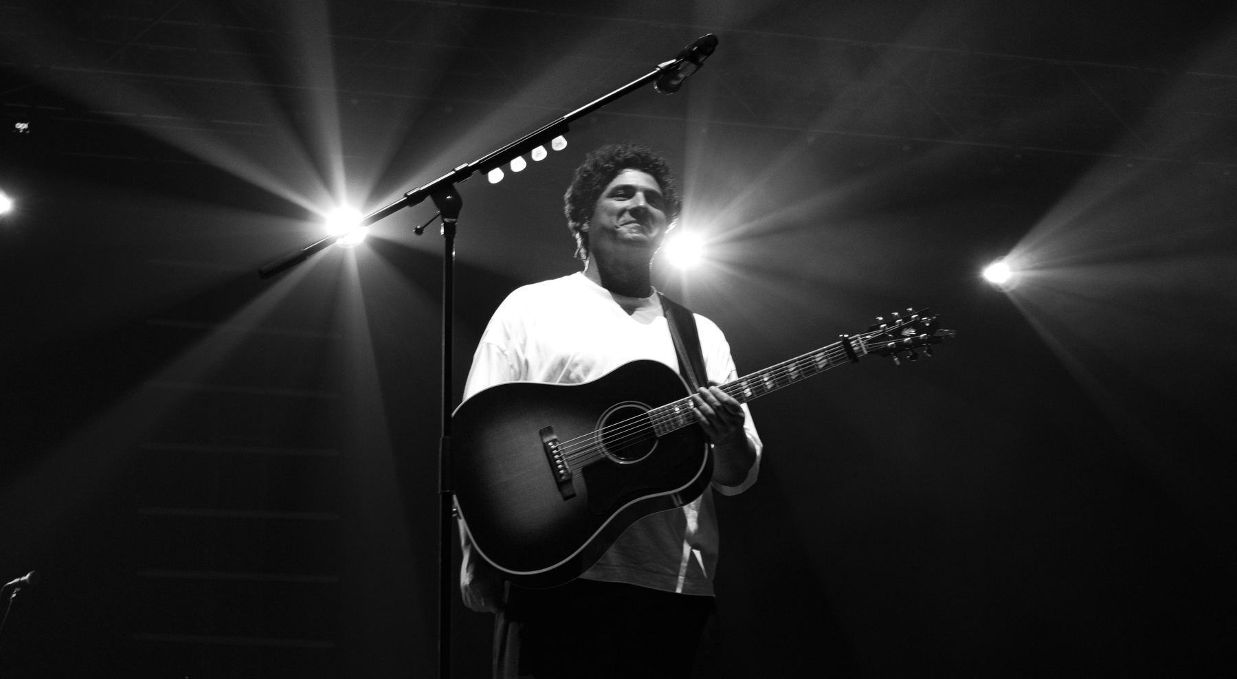 Artista tocando guitarra en blanco y negro
