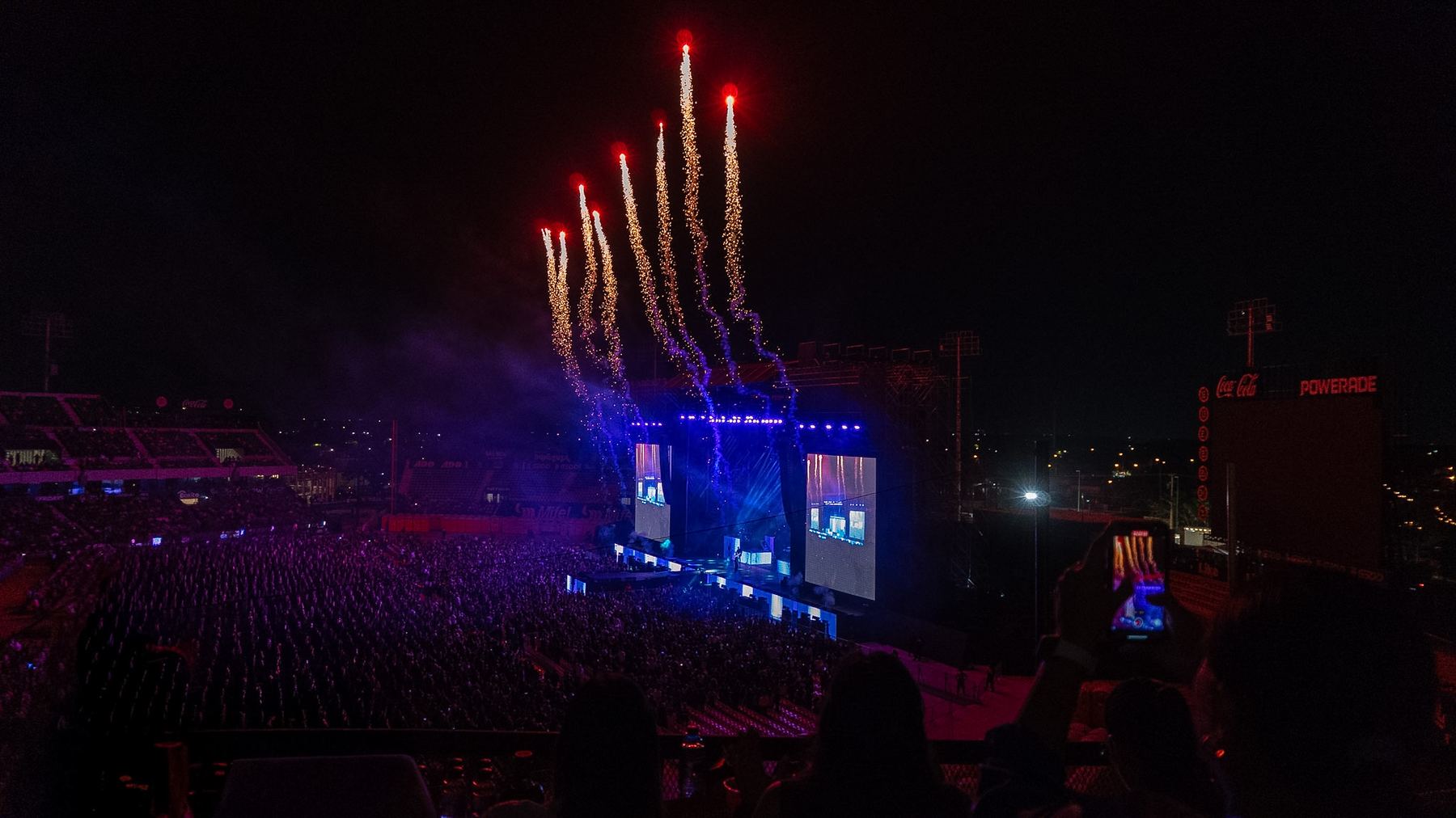 Fuegos artificiales en estadio